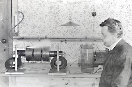 Swarovski ar izgudroto kristālu slīpējamo-mašīnu 1892. gadā